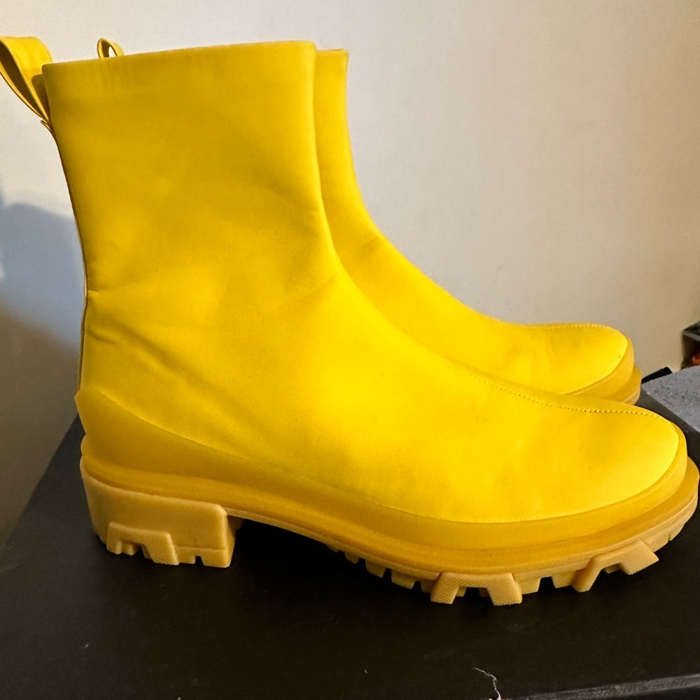 Gorgeous pair yellow Shiloh boots